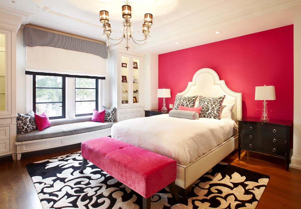 На фото: большая гостевая спальня (комната для гостей) в стиле неоклассика (современная классика) с розовыми стенами и темным паркетным полом с