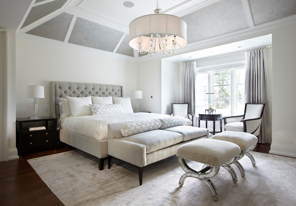 Foto de dormitorio principal clásico renovado grande con paredes multicolor y suelo de madera oscura