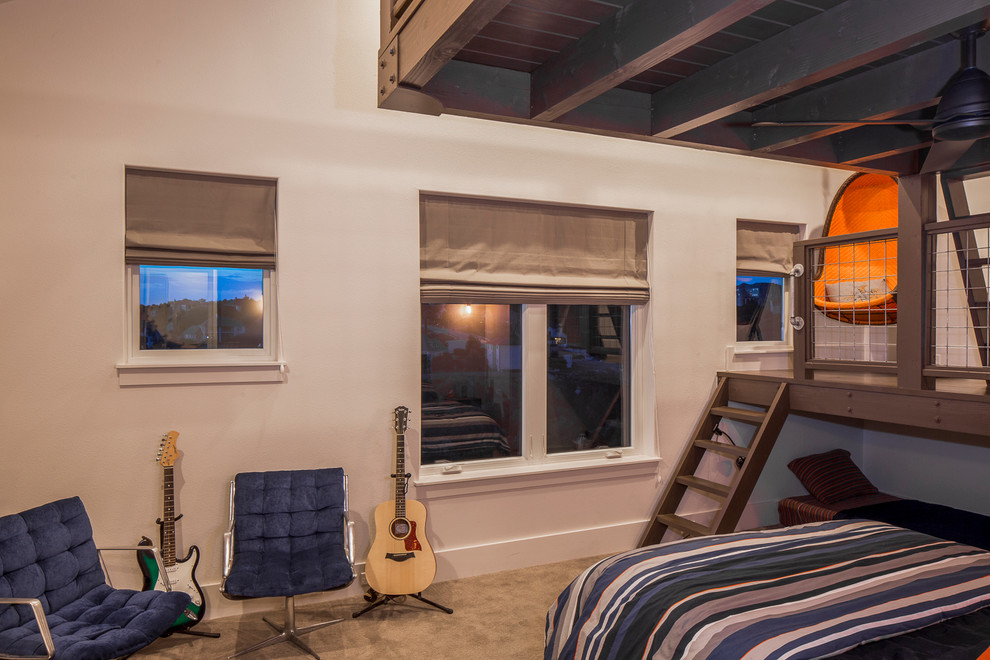 Imagen de dormitorio tipo loft de estilo de casa de campo de tamaño medio sin chimenea con paredes blancas y moqueta