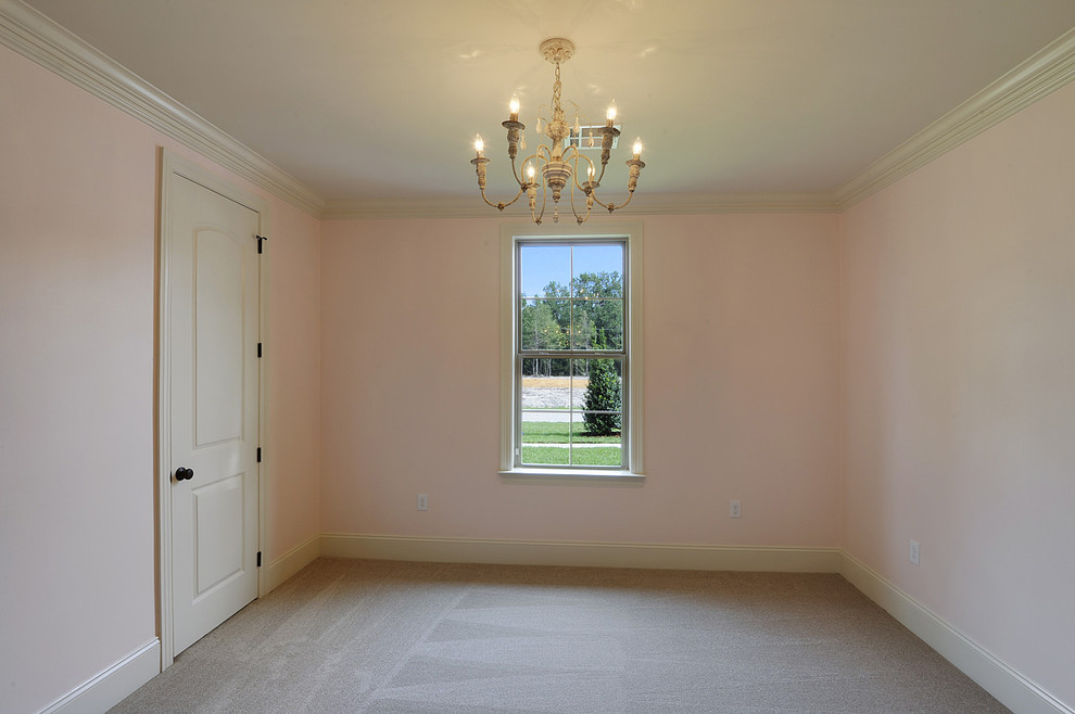 На фото: спальня в стиле неоклассика (современная классика) с розовыми стенами с