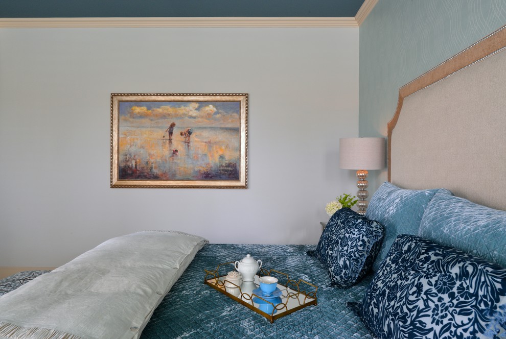 Источник вдохновения для домашнего уюта: хозяйская спальня среднего размера в стиле неоклассика (современная классика) с синими стенами и ковровым покрытием