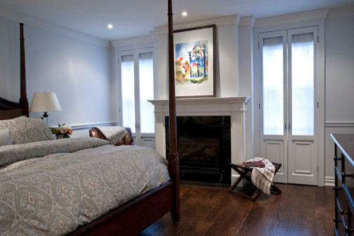 Свежая идея для дизайна: большая хозяйская спальня в стиле неоклассика (современная классика) с синими стенами, паркетным полом среднего тона, стандартным камином и фасадом камина из дерева - отличное фото интерьера