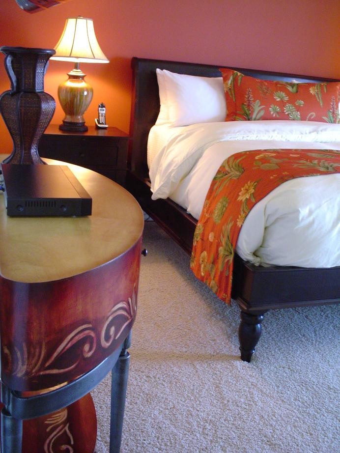 Foto de habitación de invitados tropical con paredes rojas y moqueta