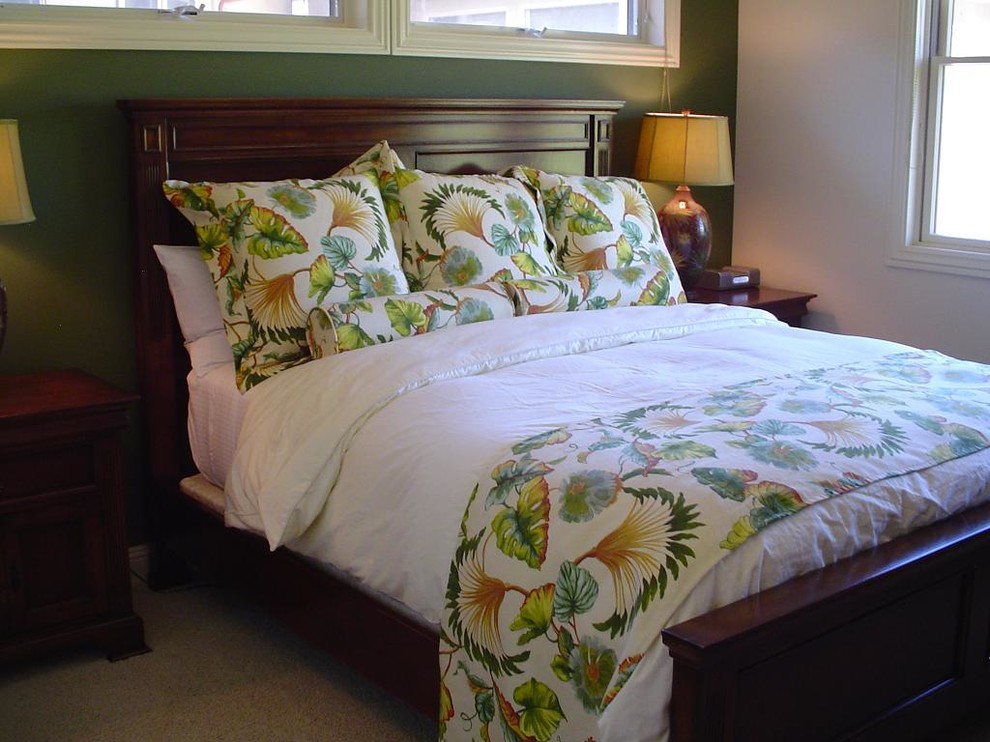 ハワイにあるトロピカルスタイルのおしゃれな客用寝室 (緑の壁、カーペット敷き) のレイアウト