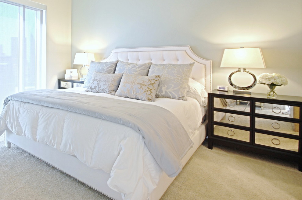 Стильный дизайн: большая хозяйская спальня в стиле неоклассика (современная классика) с синими стенами и ковровым покрытием без камина - последний тренд