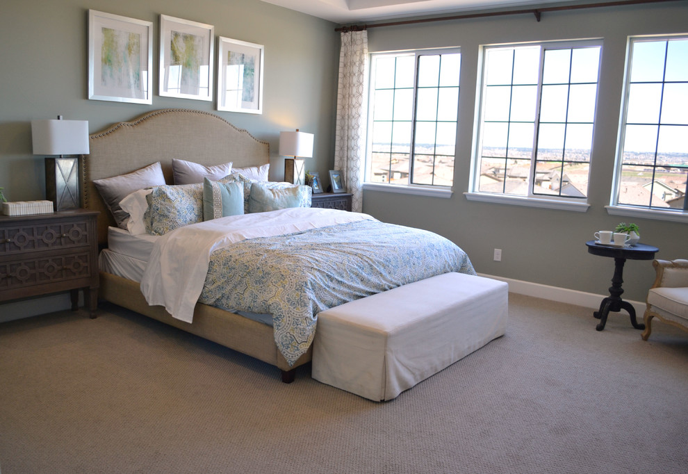 Пример оригинального дизайна: хозяйская спальня среднего размера в стиле неоклассика (современная классика) с серыми стенами, ковровым покрытием и бежевым полом