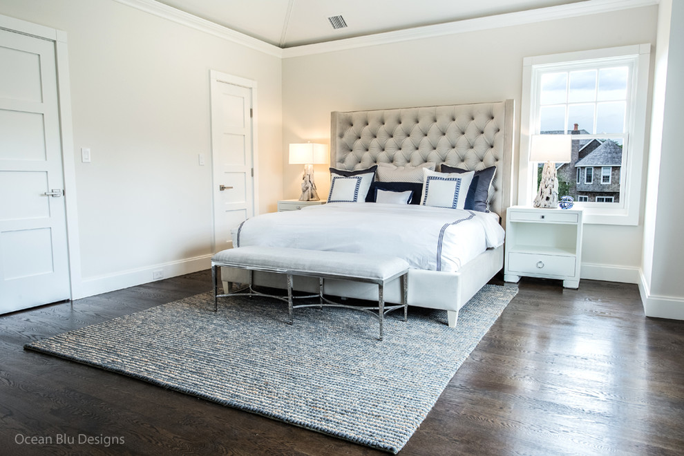 Ejemplo de dormitorio principal clásico grande con paredes beige y suelo de madera oscura