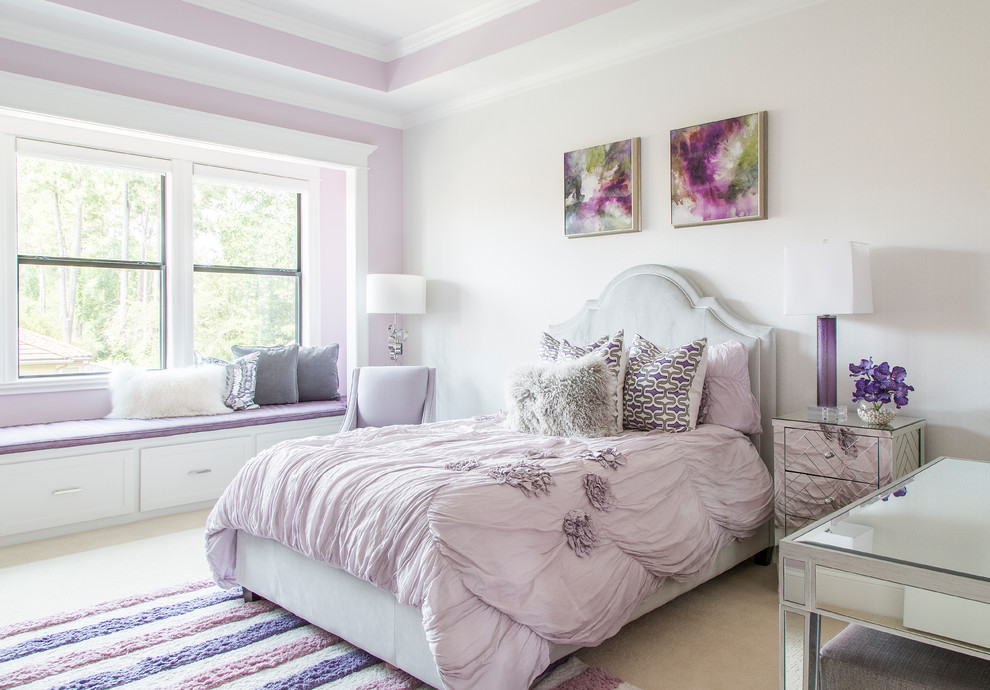 Идея дизайна: гостевая спальня среднего размера, (комната для гостей): освещение в стиле неоклассика (современная классика) с белыми стенами, ковровым покрытием и бежевым полом