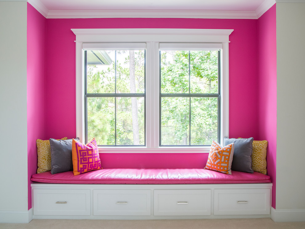Идея дизайна: гостевая спальня среднего размера, (комната для гостей) в стиле фьюжн с ковровым покрытием, бежевым полом и розовыми стенами