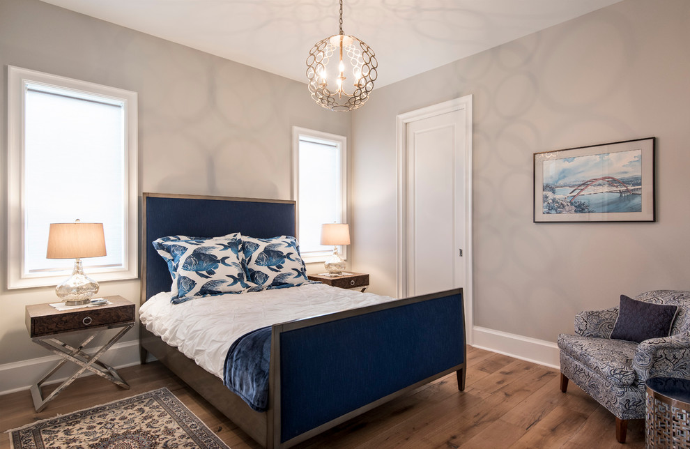 Imagen de habitación de invitados tradicional renovada de tamaño medio con paredes grises y suelo de madera clara