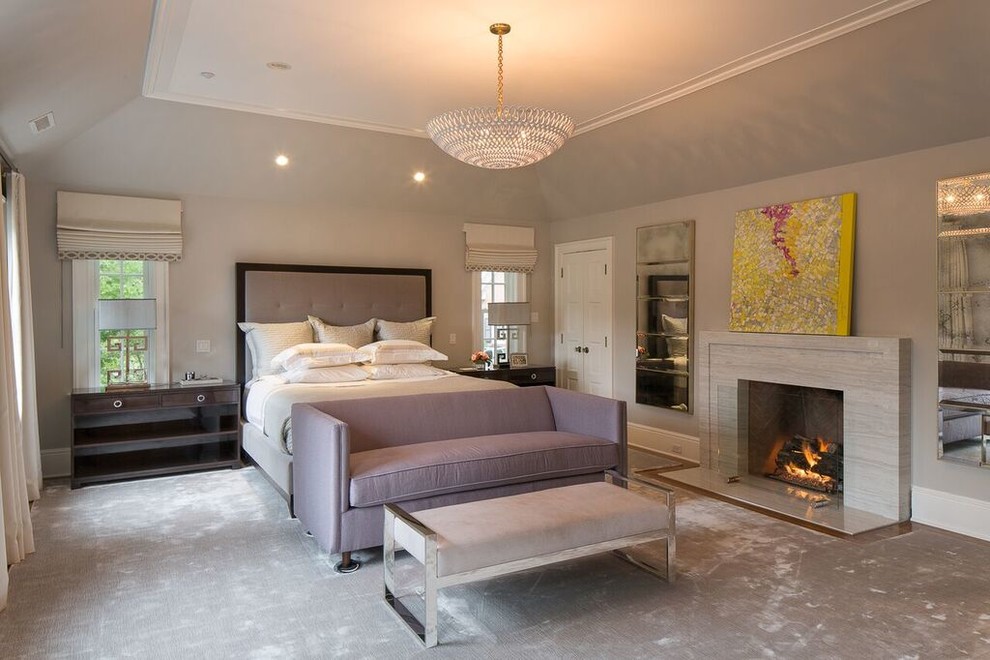 Стильный дизайн: большая хозяйская спальня в стиле неоклассика (современная классика) с серыми стенами, ковровым покрытием, стандартным камином, фасадом камина из камня и серым полом - последний тренд
