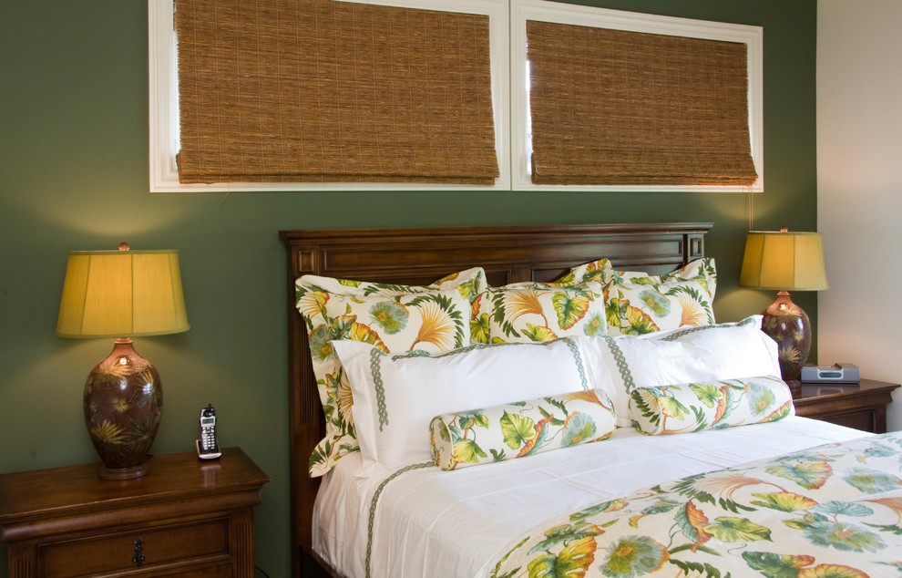Foto di una camera degli ospiti tropicale con pareti verdi e moquette