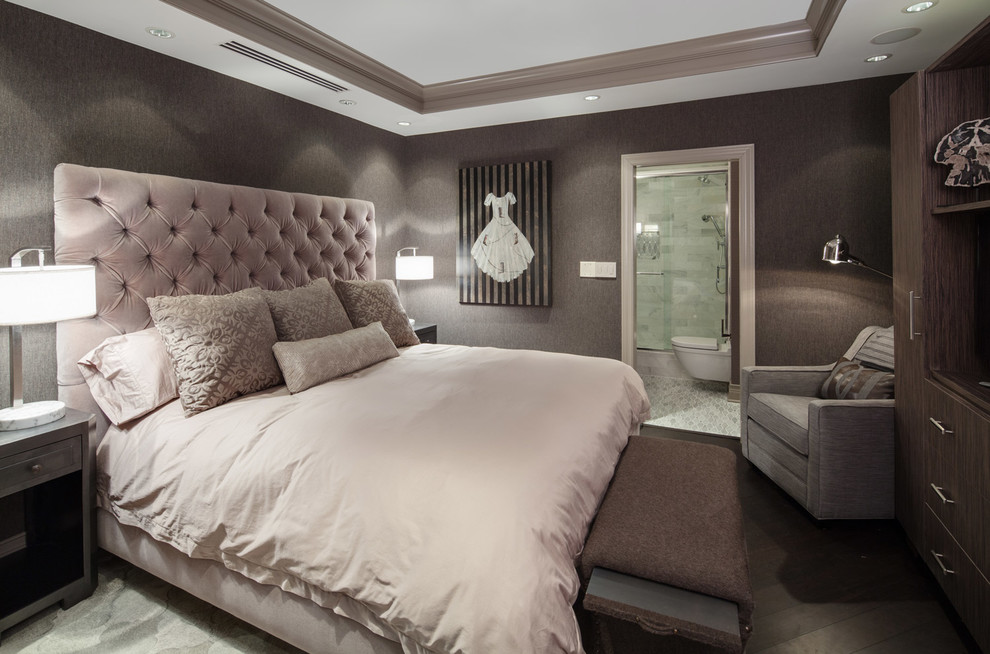 Ejemplo de dormitorio principal clásico renovado grande sin chimenea con paredes grises, moqueta y suelo gris