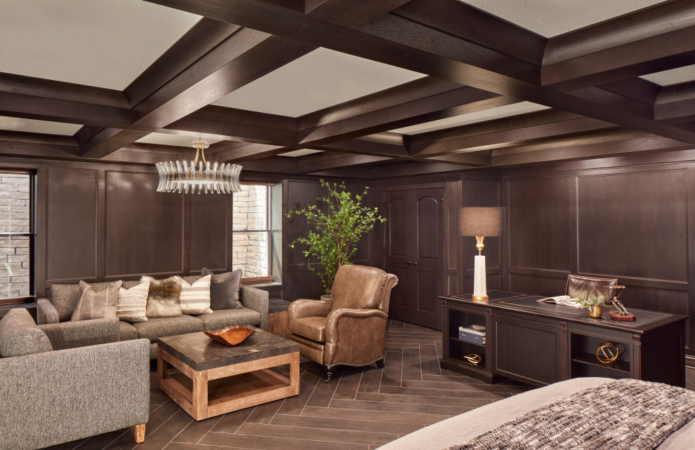 Пример оригинального дизайна: большая хозяйская спальня в стиле неоклассика (современная классика) с коричневыми стенами, коричневым полом, кессонным потолком и панелями на части стены без камина