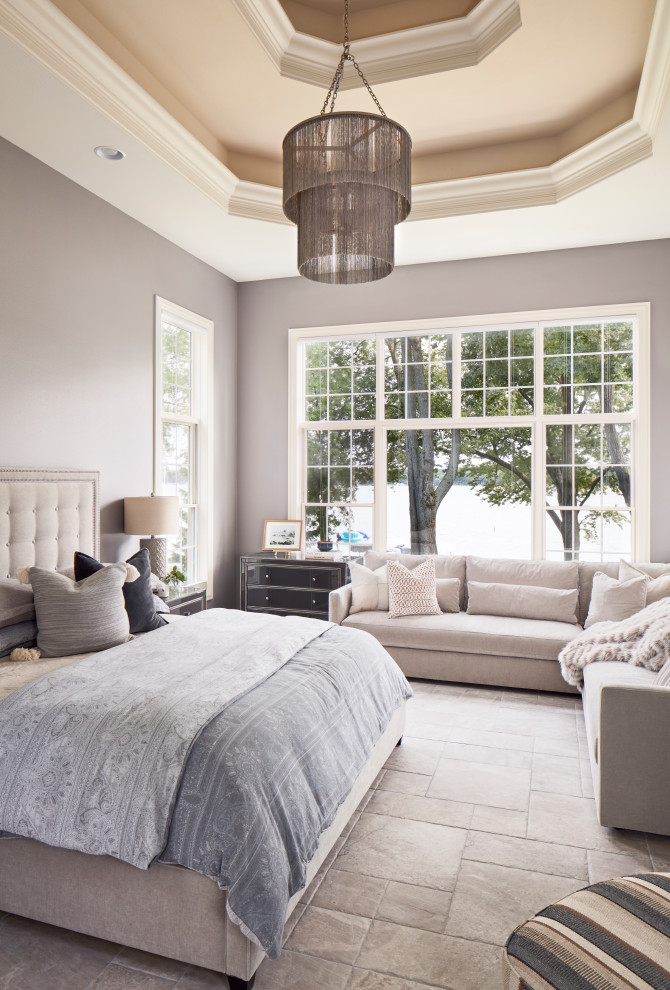 Exempel på ett mellanstort klassiskt sovrum, med grå väggar, klinkergolv i porslin och beiget golv