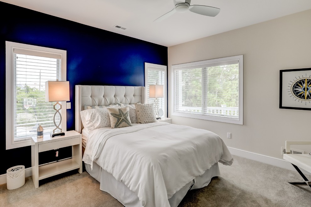 Modelo de habitación de invitados costera con paredes azules, moqueta y suelo marrón
