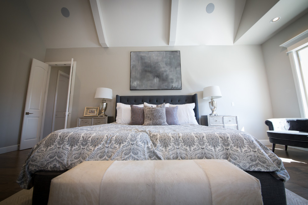 Источник вдохновения для домашнего уюта: хозяйская спальня среднего размера в стиле неоклассика (современная классика) с серыми стенами, светлым паркетным полом, стандартным камином и фасадом камина из камня