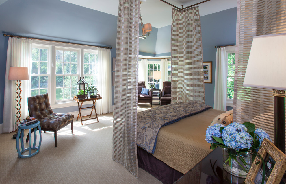 Cette image montre une très grande chambre traditionnelle avec un mur bleu et aucune cheminée.