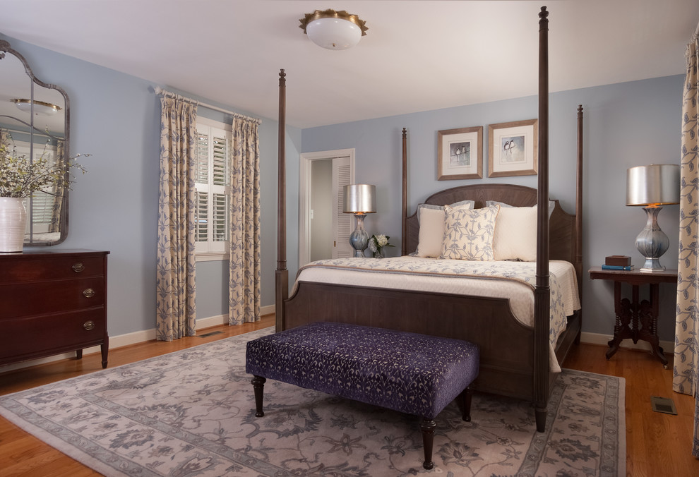 Foto de dormitorio principal tradicional de tamaño medio con paredes azules, suelo marrón y suelo de madera en tonos medios
