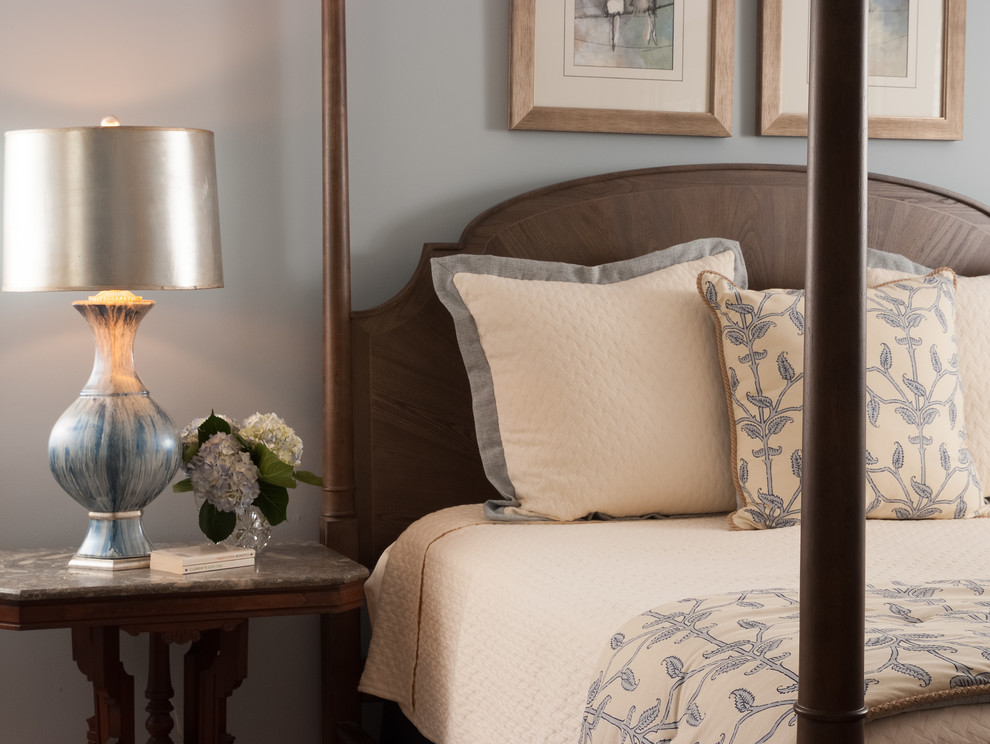 Идея дизайна: хозяйская спальня среднего размера в стиле неоклассика (современная классика) с синими стенами, светлым паркетным полом и коричневым полом