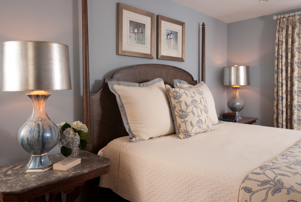 Idée de décoration pour une chambre parentale tradition de taille moyenne avec parquet clair, un sol marron et un mur gris.
