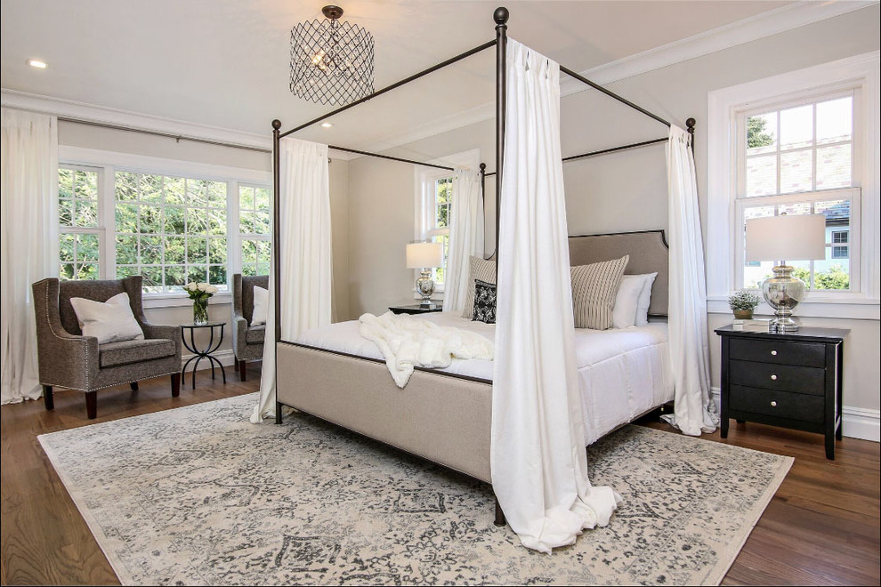 На фото: большая хозяйская спальня в стиле неоклассика (современная классика) с серыми стенами, светлым паркетным полом и коричневым полом с