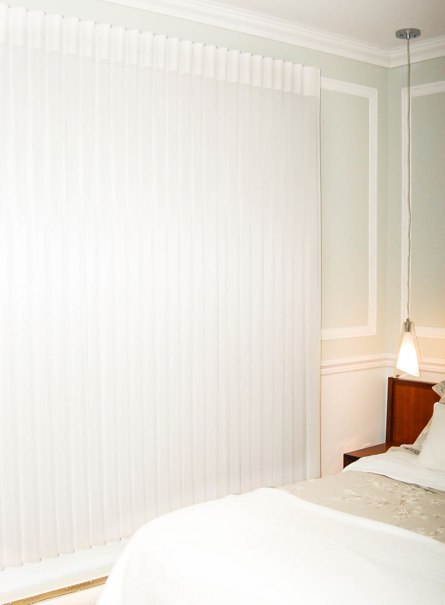 Kleines Klassisches Hauptschlafzimmer ohne Kamin mit grüner Wandfarbe, braunem Holzboden und braunem Boden in Montreal