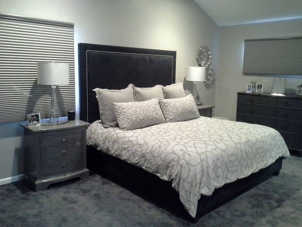 Modelo de dormitorio principal clásico renovado de tamaño medio con paredes grises, moqueta y suelo gris