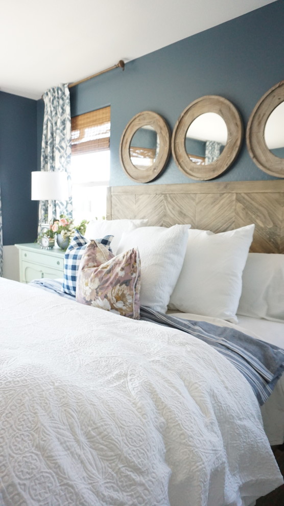 Пример оригинального дизайна: хозяйская спальня среднего размера в стиле кантри с синими стенами, ковровым покрытием и бежевым полом