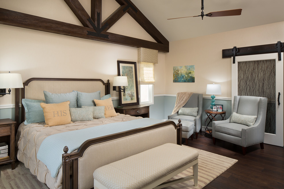 Cette image montre une chambre parentale traditionnelle de taille moyenne avec un mur beige, parquet foncé, une cheminée ribbon, un manteau de cheminée en carrelage et un sol marron.