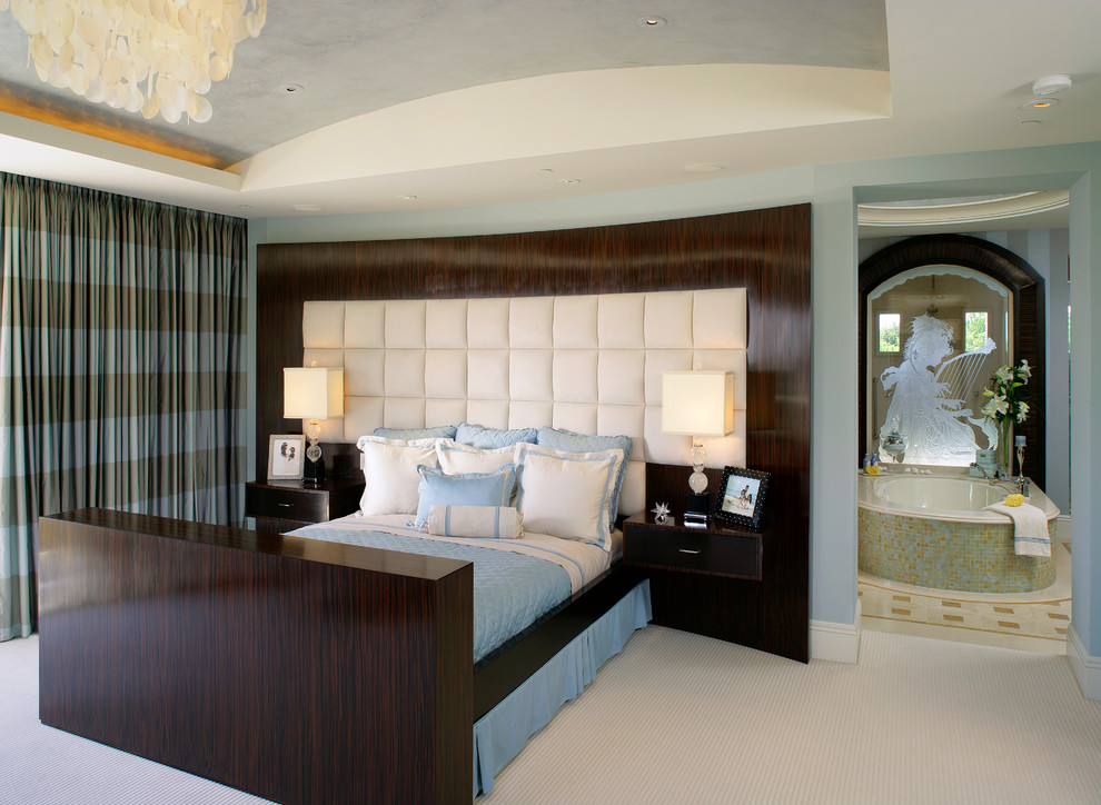 На фото: огромная хозяйская спальня в стиле неоклассика (современная классика) с синими стенами, ковровым покрытием и бежевым полом без камина с