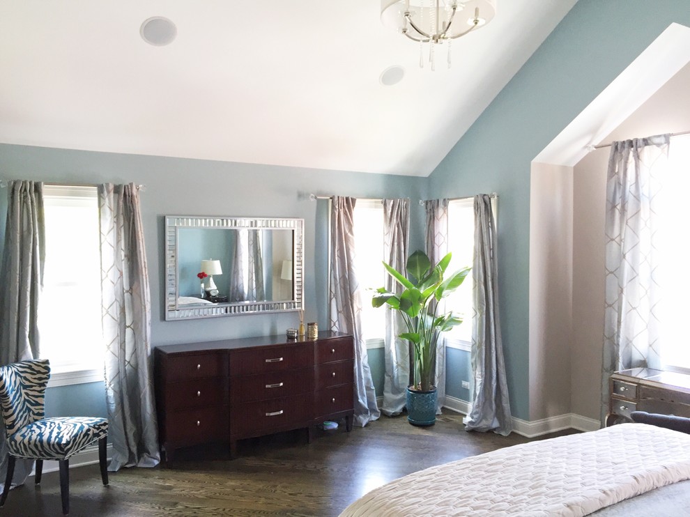 Идея дизайна: большая хозяйская спальня в стиле неоклассика (современная классика) с синими стенами и темным паркетным полом без камина