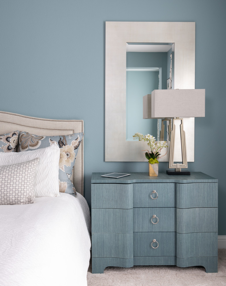 Foto de dormitorio principal tradicional renovado de tamaño medio con paredes azules, moqueta y suelo gris