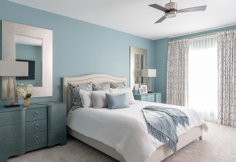 Идея дизайна: хозяйская спальня среднего размера в стиле неоклассика (современная классика) с синими стенами, ковровым покрытием и серым полом