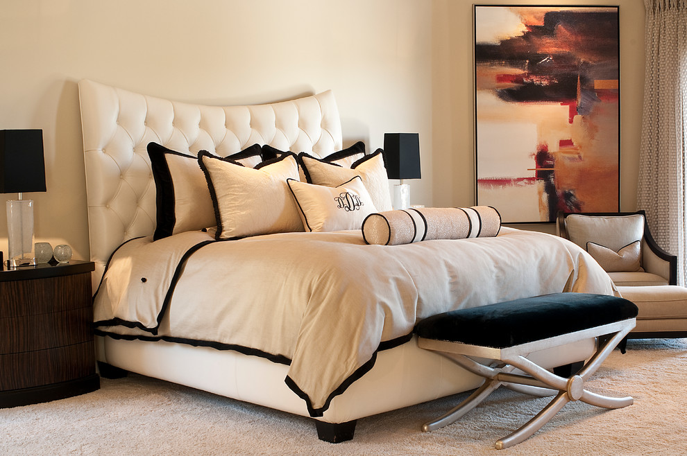 Foto de dormitorio principal clásico de tamaño medio con paredes beige y moqueta