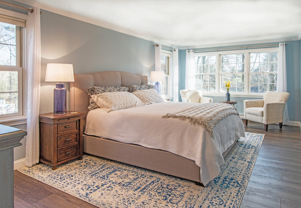 Пример оригинального дизайна: хозяйская спальня среднего размера в стиле неоклассика (современная классика) с синими стенами, полом из винила и коричневым полом
