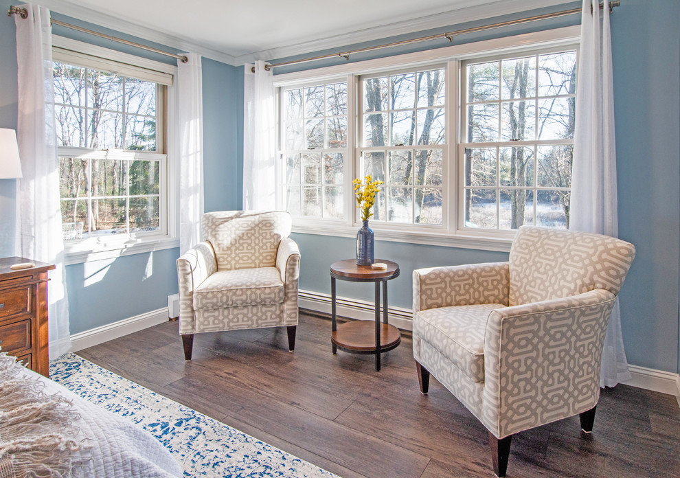 Foto de dormitorio principal clásico renovado de tamaño medio con paredes azules, suelo vinílico y suelo marrón