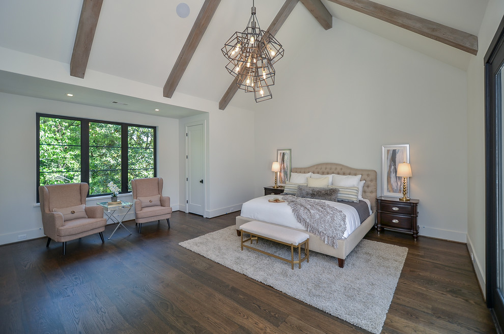 Foto de dormitorio principal tradicional renovado grande con paredes blancas, suelo de madera en tonos medios y suelo marrón