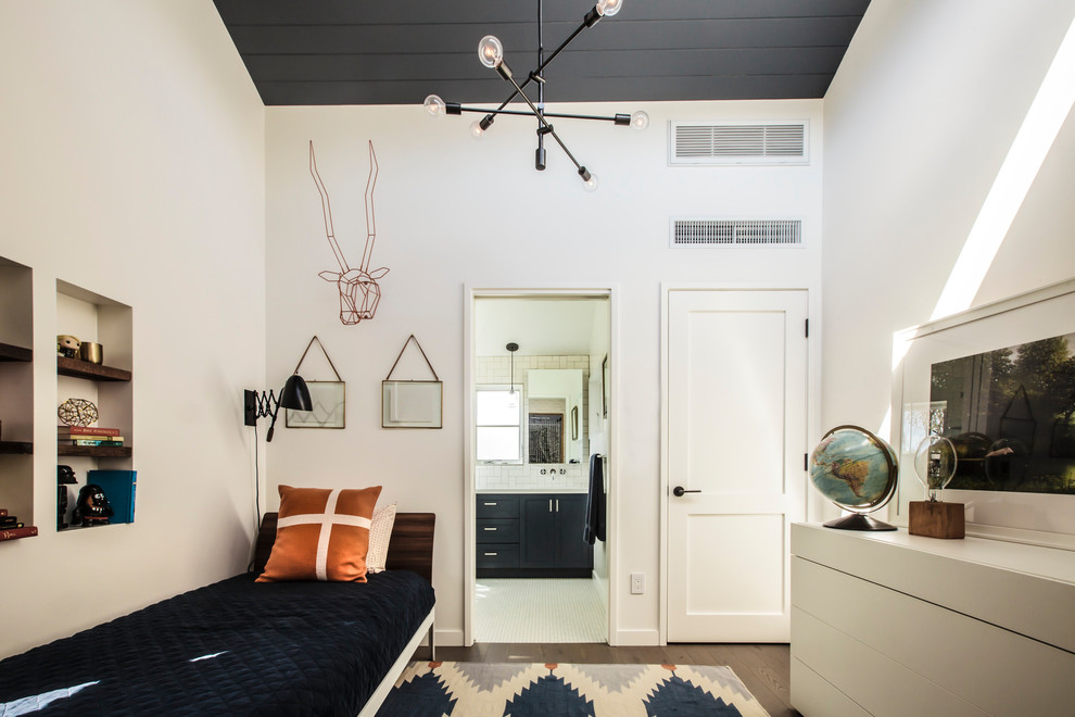 Свежая идея для дизайна: гостевая спальня среднего размера, (комната для гостей) в стиле неоклассика (современная классика) с белыми стенами, паркетным полом среднего тона и серым полом - отличное фото интерьера