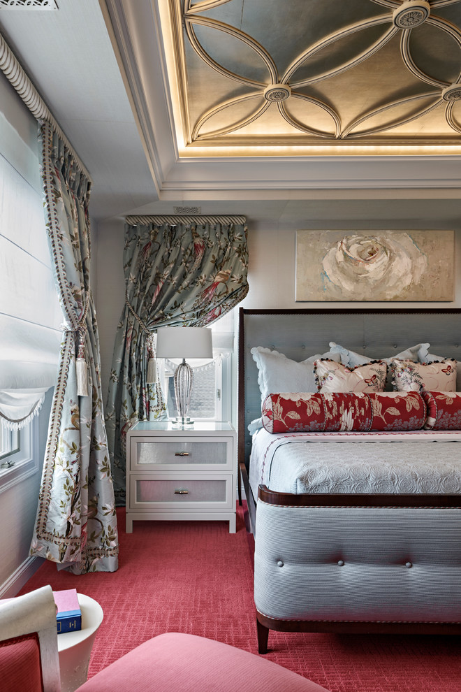ブリッジポートにある中くらいなトラディショナルスタイルのおしゃれな主寝室 (カーペット敷き、赤い床、ベージュの壁、暖炉なし) のインテリア