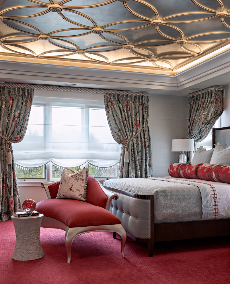 На фото: большая хозяйская спальня в классическом стиле с серыми стенами, ковровым покрытием и розовым полом без камина