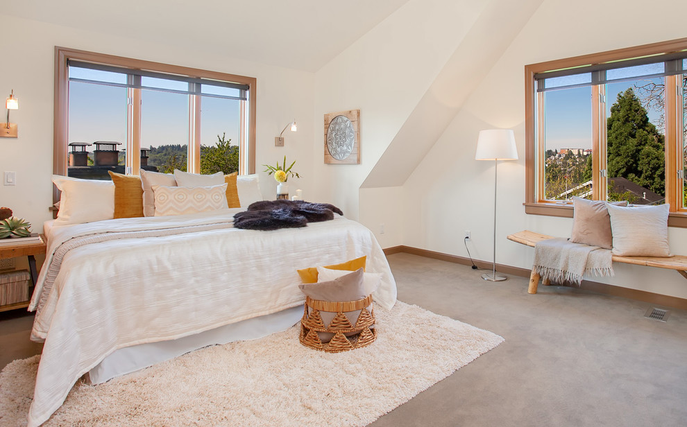 Cette image montre une chambre traditionnelle de taille moyenne avec un mur blanc, un sol en bois brun et un sol beige.