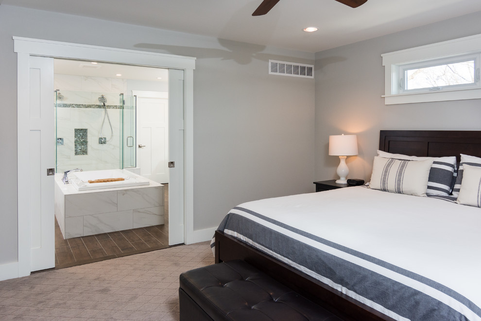 Imagen de dormitorio principal clásico renovado de tamaño medio sin chimenea con paredes grises y moqueta