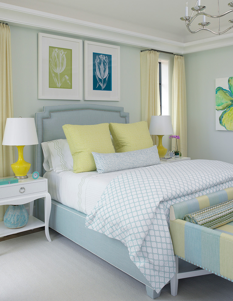 Foto på ett tropiskt sovrum, med gröna väggar