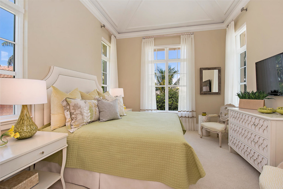 Klassisches Schlafzimmer mit beiger Wandfarbe in Miami