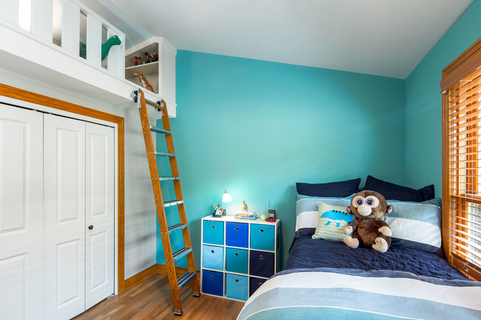 Kleines Klassisches Gästezimmer ohne Kamin mit blauer Wandfarbe und braunem Holzboden in Austin