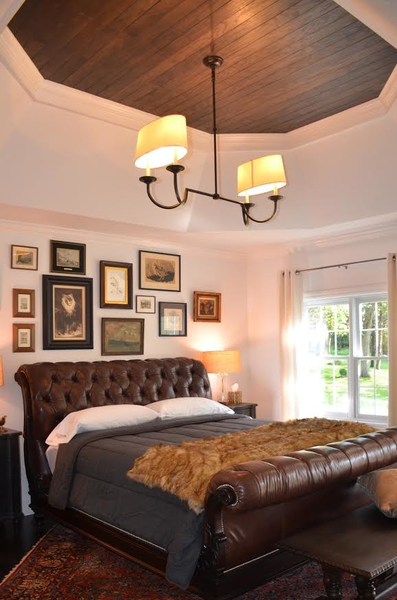 他の地域にある中くらいなトランジショナルスタイルのおしゃれな主寝室 (白い壁、濃色無垢フローリング、標準型暖炉、木材の暖炉まわり、茶色い床)