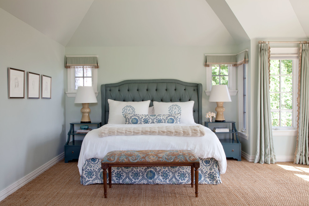 Imagen de dormitorio principal clásico renovado grande sin chimenea con paredes verdes y moqueta