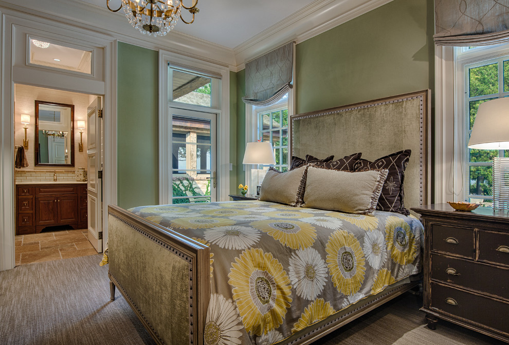Стильный дизайн: большая гостевая спальня (комната для гостей) в классическом стиле с зелеными стенами и ковровым покрытием без камина - последний тренд