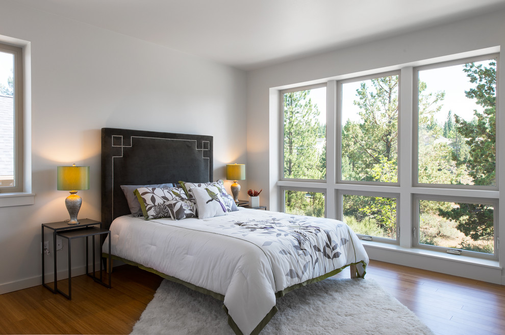 На фото: хозяйская спальня среднего размера в стиле неоклассика (современная классика) с белыми стенами и светлым паркетным полом без камина